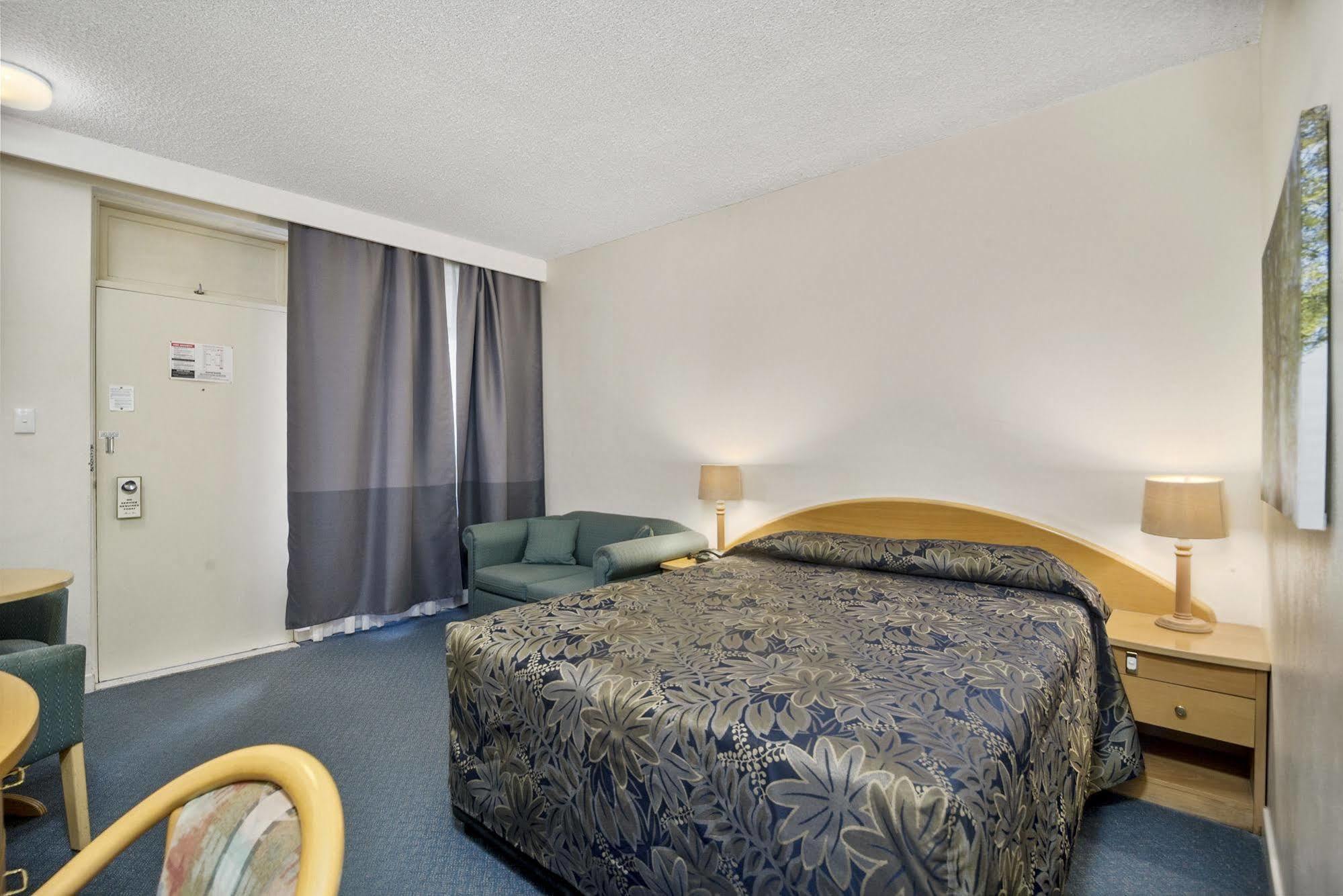 Park Motor Inn Тувумба Экстерьер фото