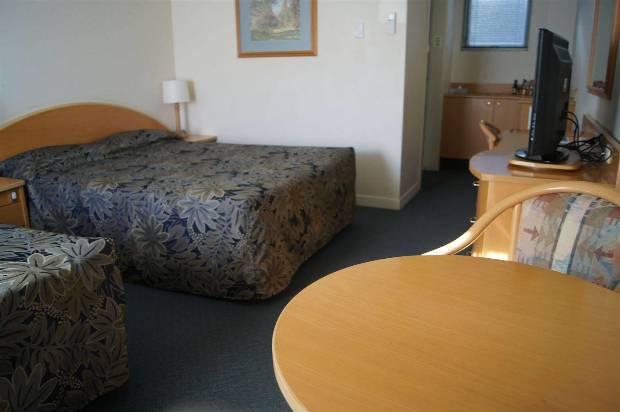 Park Motor Inn Тувумба Экстерьер фото